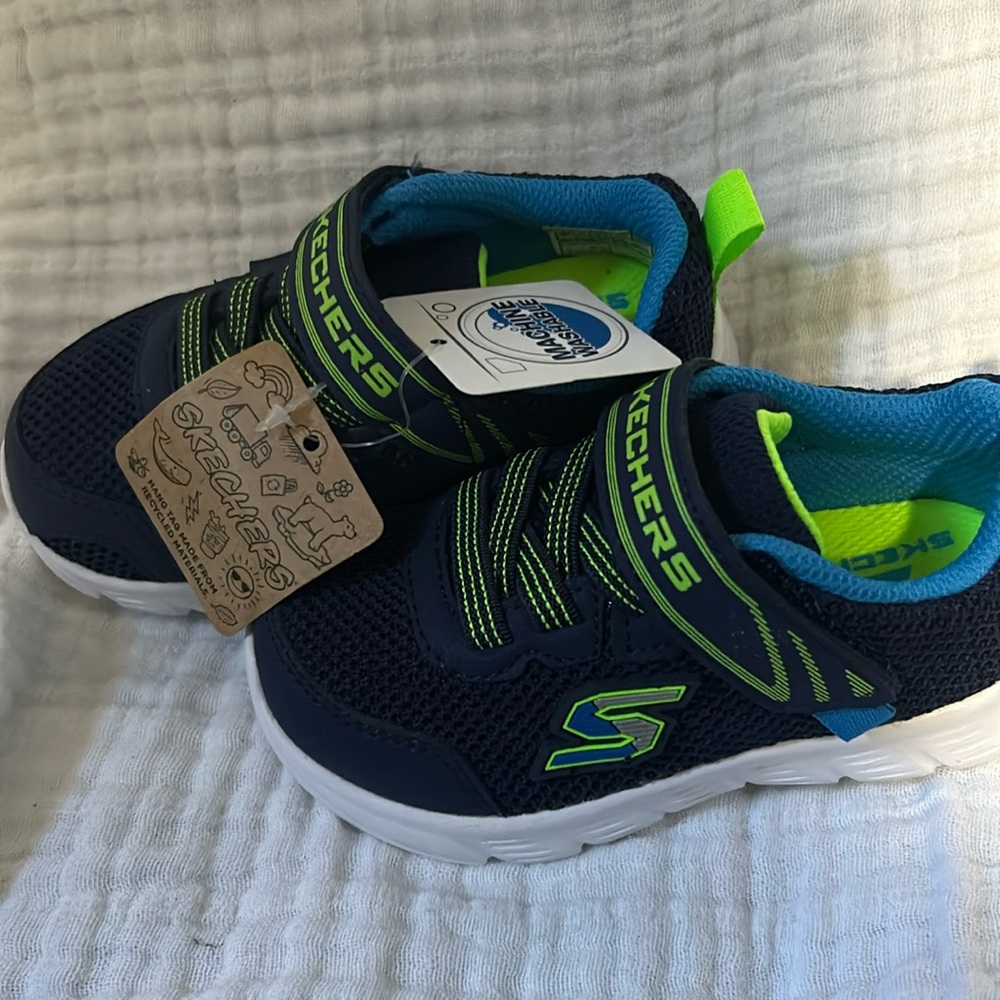 Kids sketchers sneakers new with tags size 6